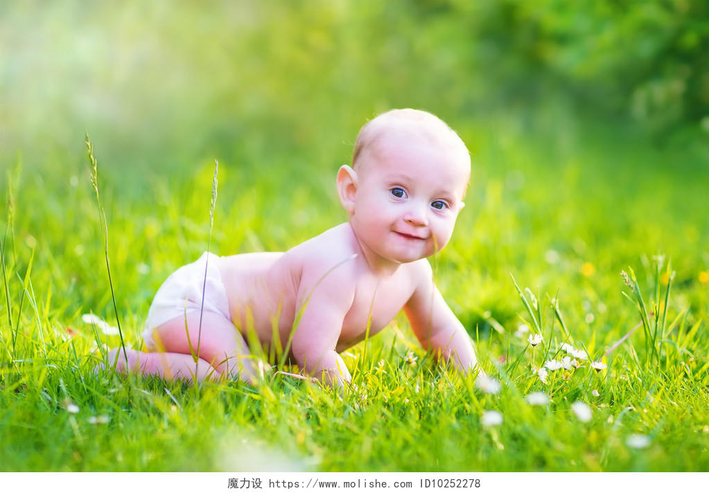 草地上爬行的婴儿微笑的小孩婴儿微笑
